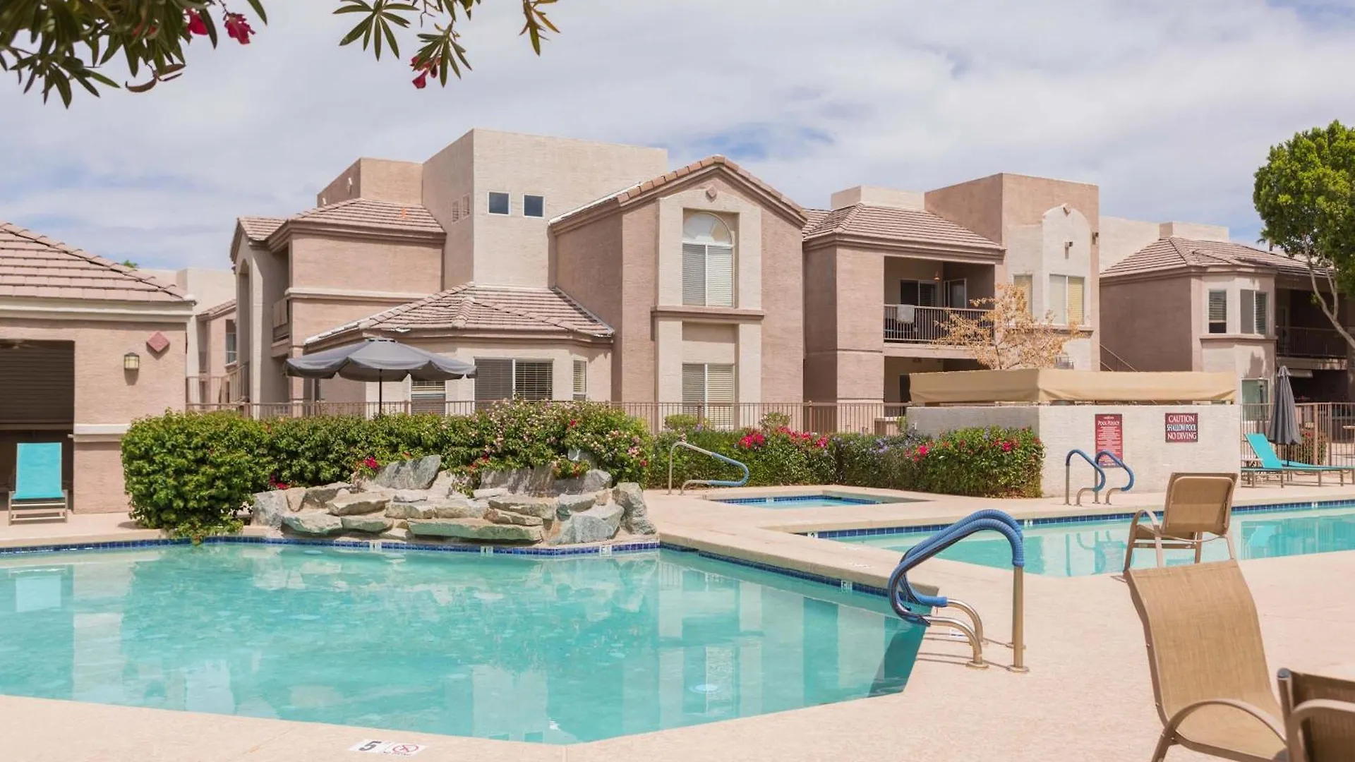 Modern 2Br Retreat With Pool Gym & Balcony Villa Phoenix Holiday home